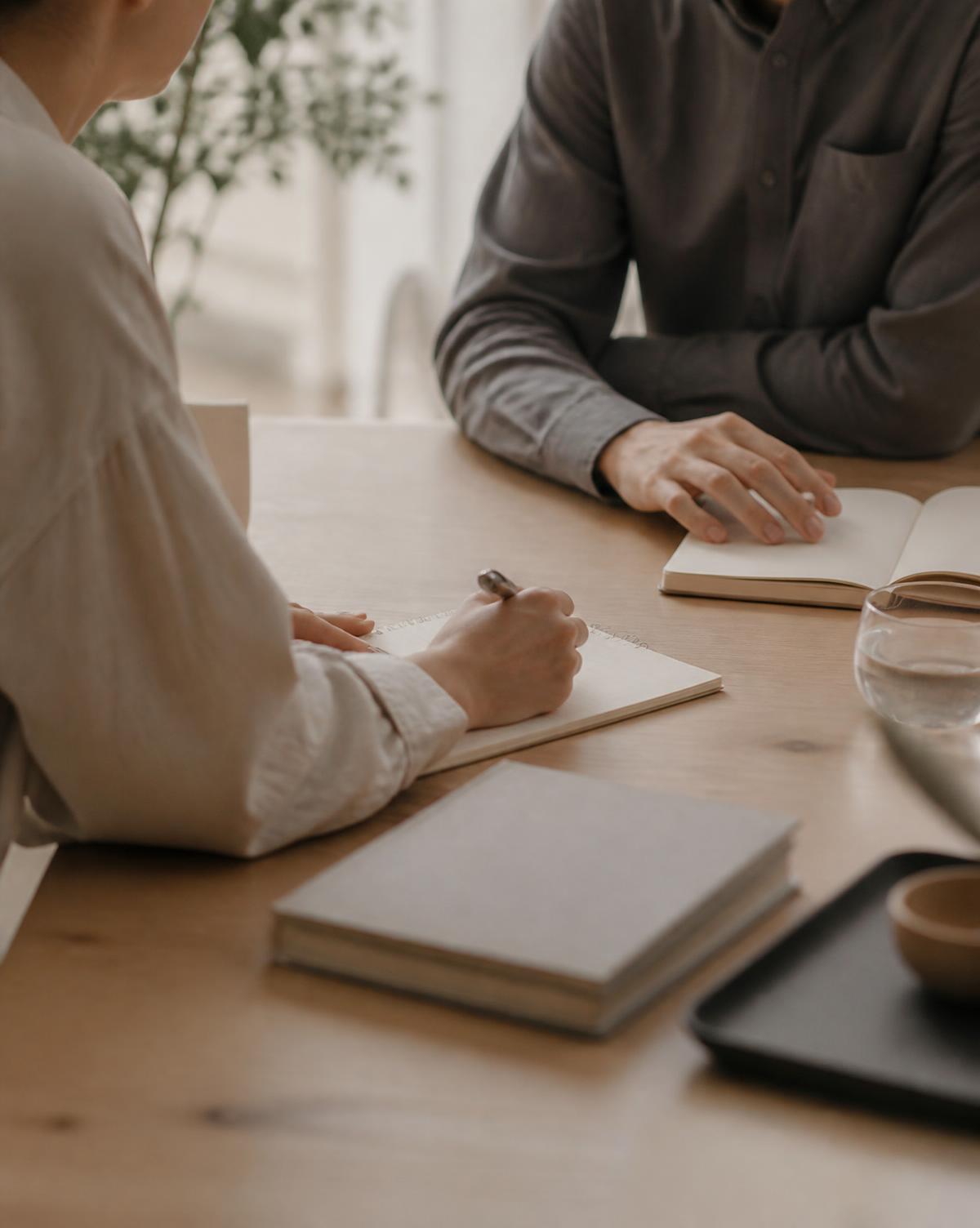 Deux professionnels au travail autour d'une table